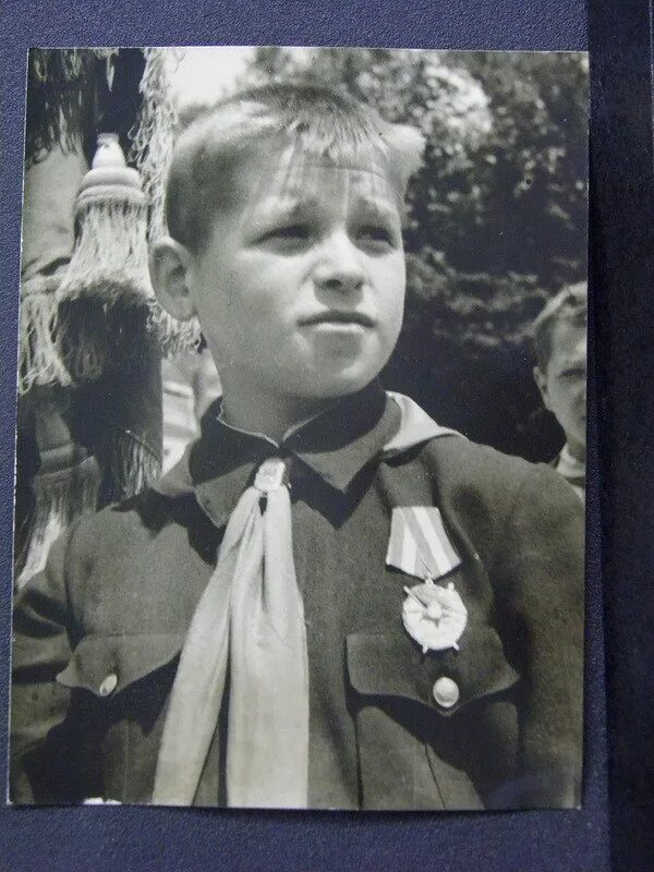 Бельский михаил война. Юных кавалеров. Гитлер награждает гитлерюгенд 1945. Кира башкирова первая мировая война. Юных кавалеров.