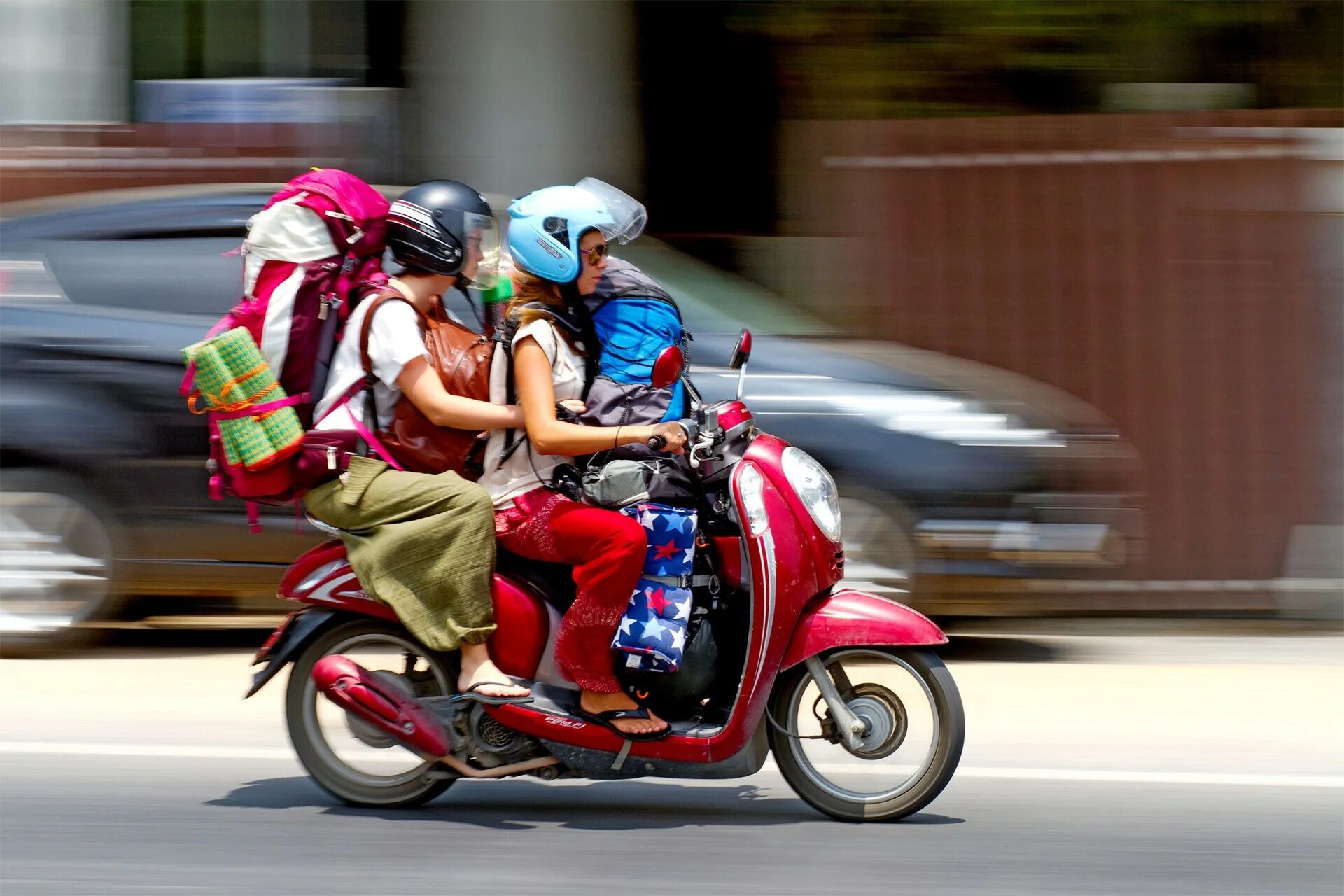 Мотоцикл для путешествий. Путешествие на мопеде. Скутер для двоих. Мопеды в Тайланде.