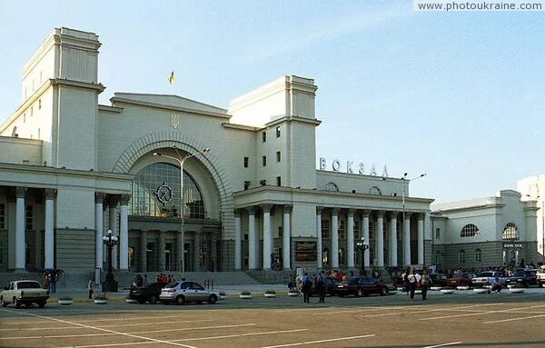 Вокзал днепропетровск. ЖД вокзал Днепропетровск. Железнодорожный вокзал Днепропетровск Пивденный. Советский вокзал Днепропетровск.