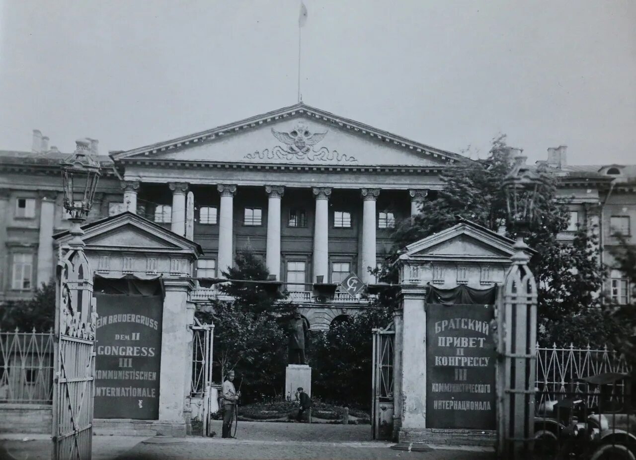 Смольный 1917. Смольный в 1917 году. смольный институт 1917 год. смольный дворец в революцию. смольный дворец 1917.