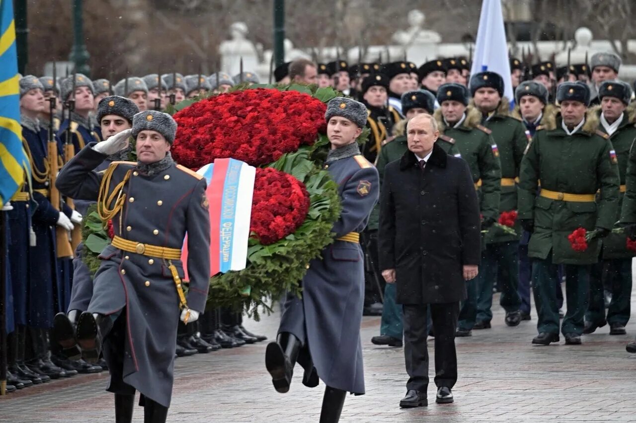 Возложение венка на 23 февраля президентом РФ.