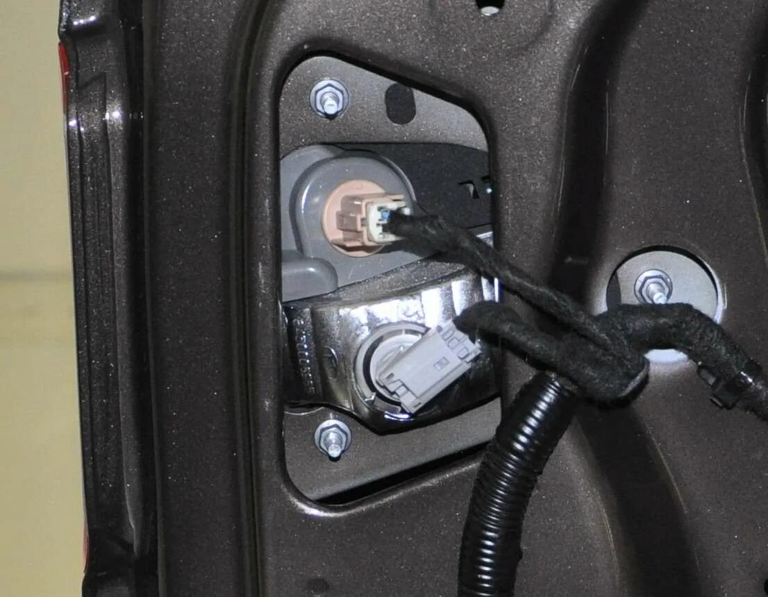 Патрон стоп сигнал lada vesta. Лампа стоп сигнала лада веста. Лампа стоп сигнала лада веста. Как поменять лампочку стоп на весте. Как поменять лампочку стоп на весте.