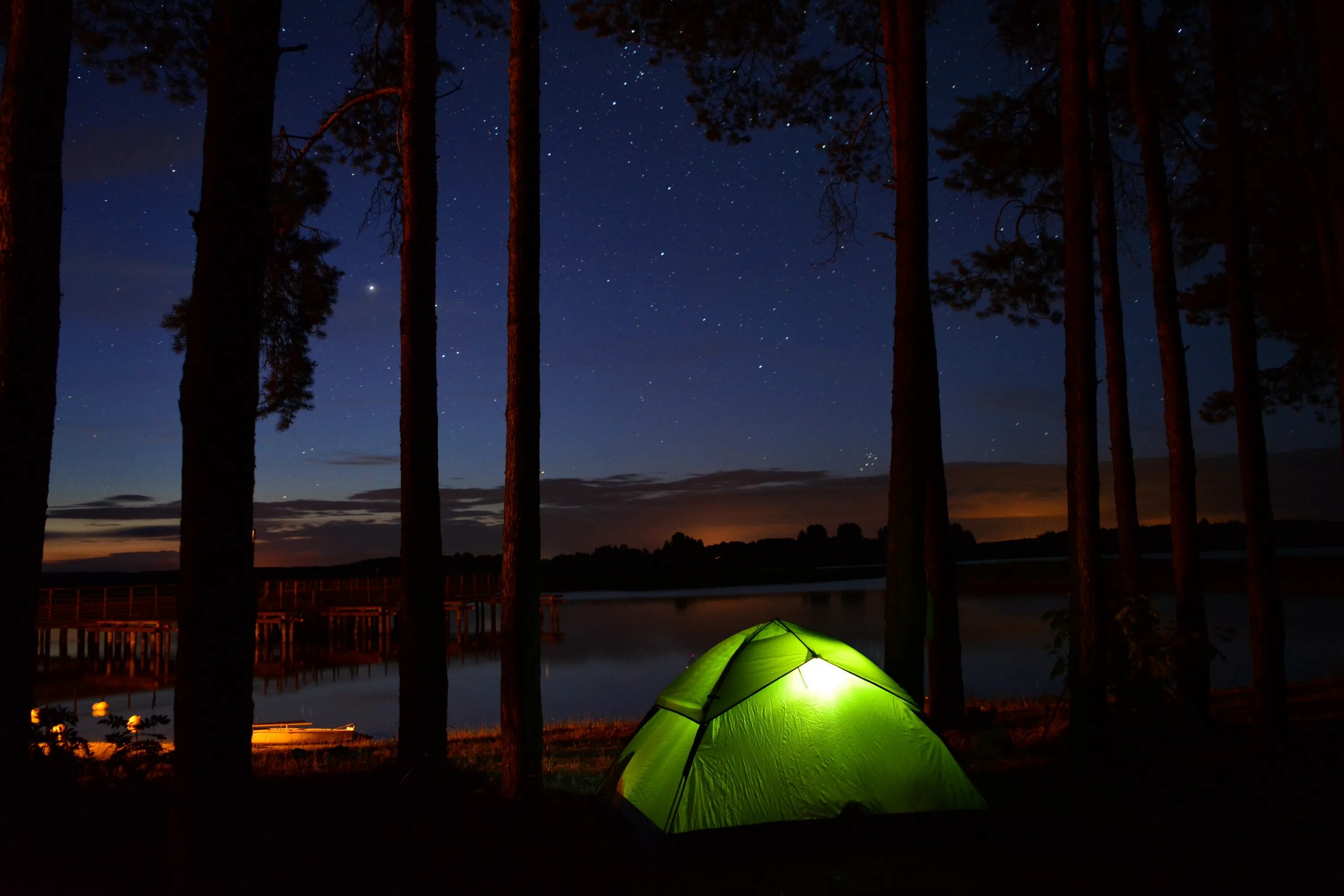 Windows 10 camp. Палатка виндовс 10. Зеленая палатка виндовс 10. Палатка в лесу. Палатка ночью.