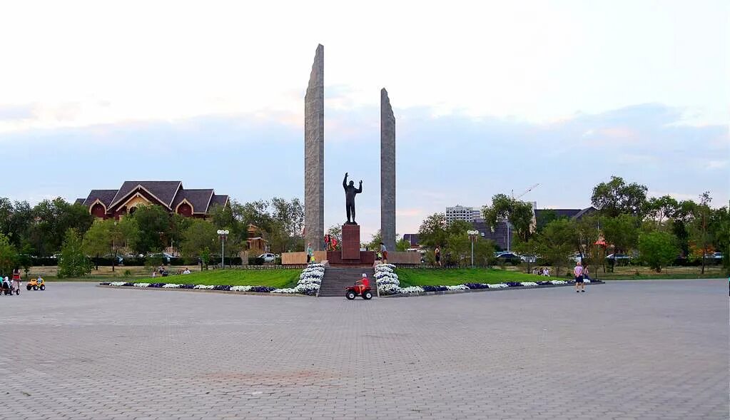 Где находится парк оренбург. Парк имени Гагарина Оренбург. Памятник ю а Гагарину Оренбург. Сквер Гагарина Оренбург. Памятник Гагарина на проспекте Гагарина Оренбург.