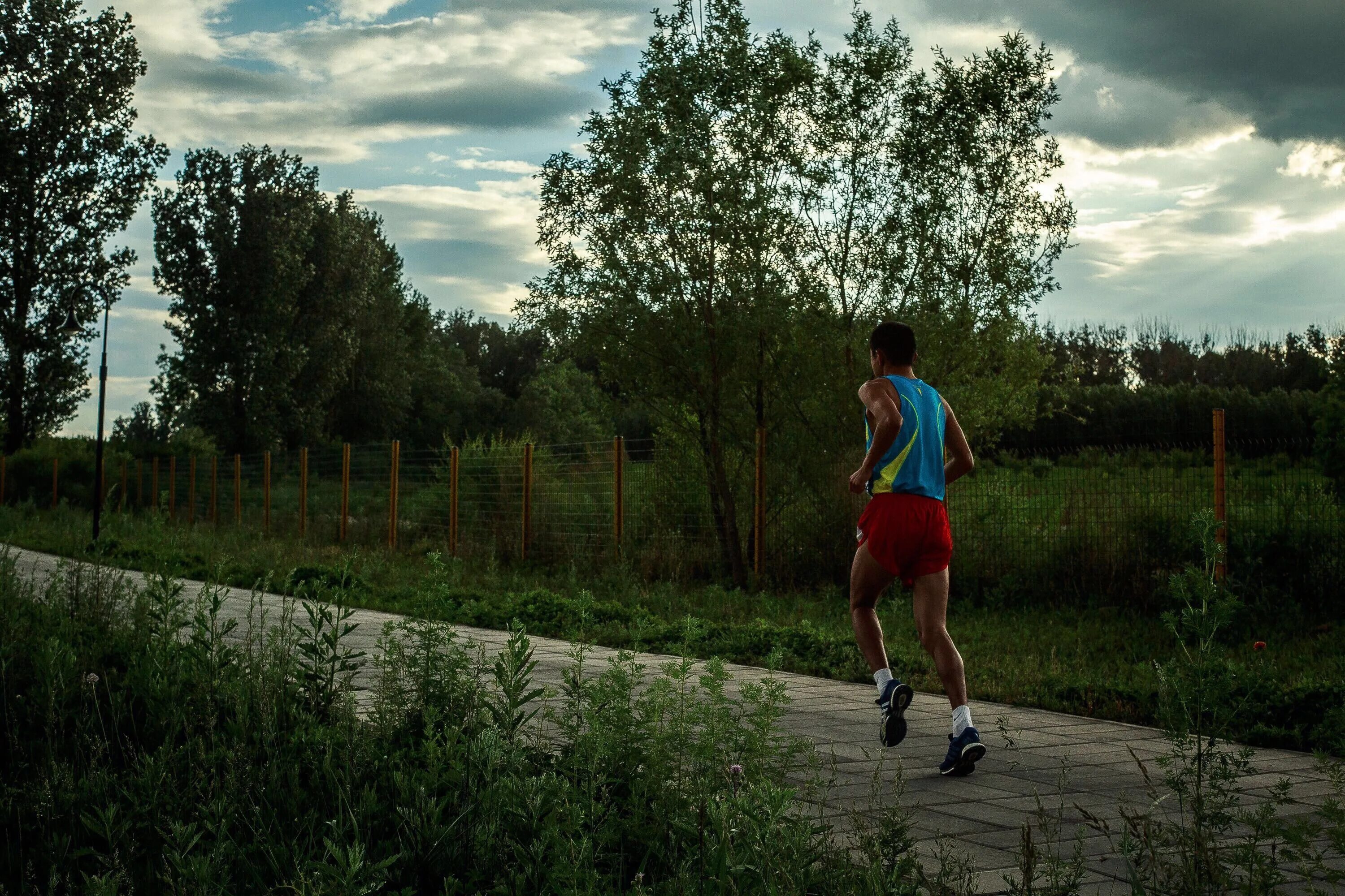 Утренняя пробежка. Бегущий человек. Спортивный бег. Бег по деревне.