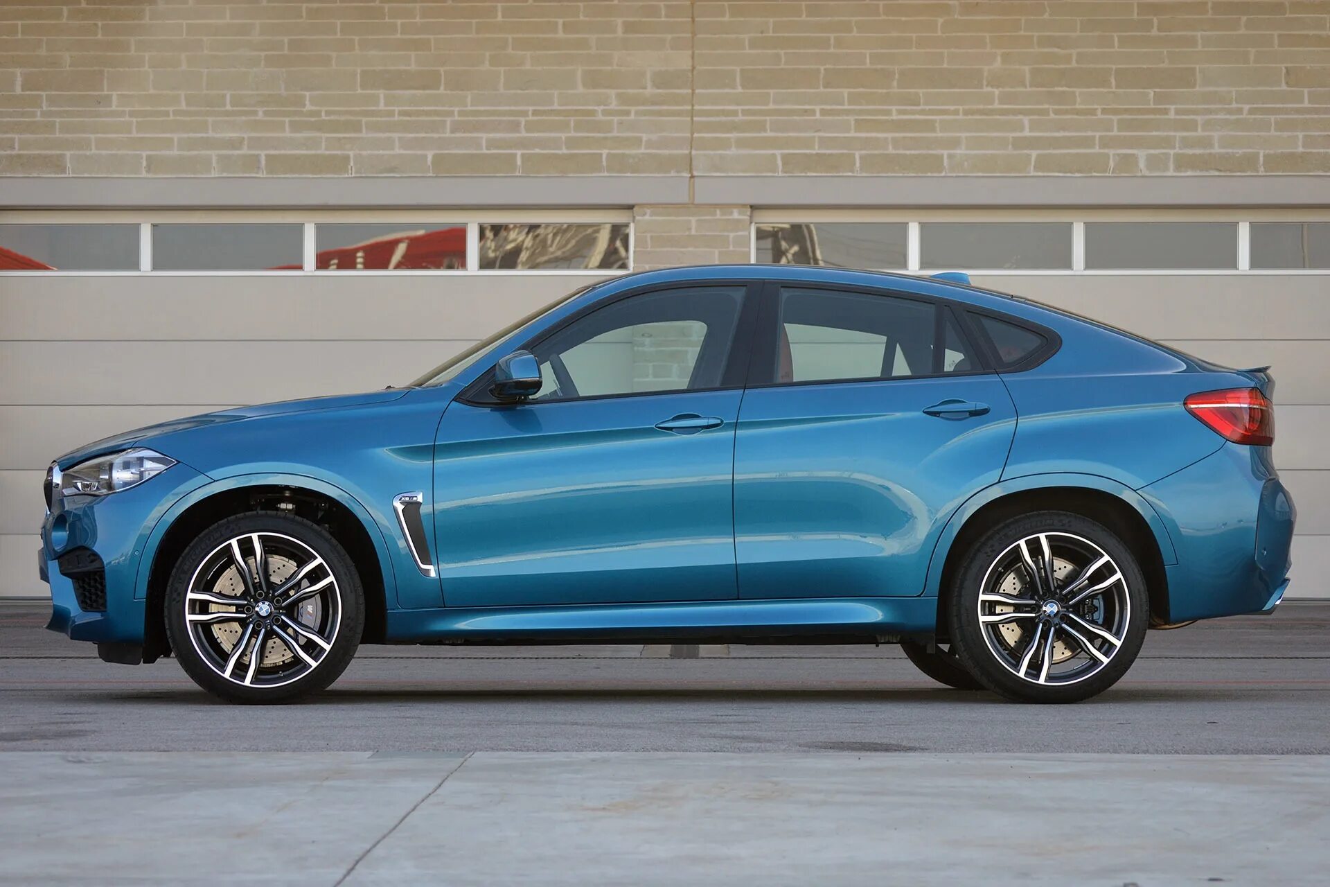 BMW x6 сбоку. BMW x6 m Drive. БМВ Икс 6 м. BMW x6m 2015. X6 драйвера