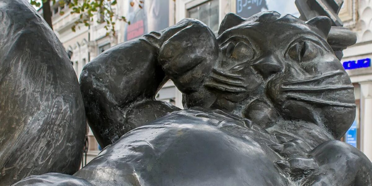 Казань памятник бауману. Памятник коту казанскому улица баумана. казанский кот на баумана в казани. памятник казанскому коту казань баумана. памятник коту в казани на баумана легенда.