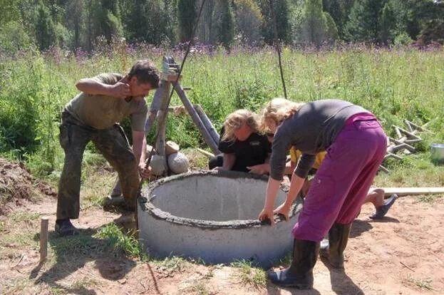 Опускаем бетонные. Приспособления для опускания колец в колодец. Лебедка для колодезных колец. Тренога для опускания бетонных колец. Тренога для опускания колец в колодец.