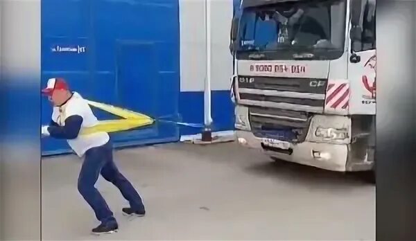 Тащит фуру. Самосвал тащит фуру. человек тащит грузовик. тянет фуру.