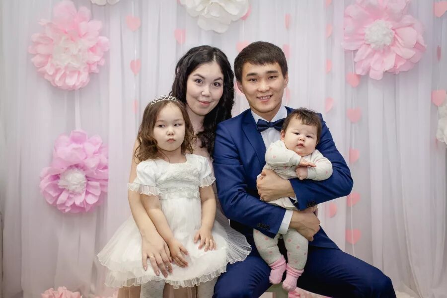 калмыки семья. калмыки ойраты. калмыкия семья. русско казахские молодые семьи с маленькими детьми. калмыцкая семья.