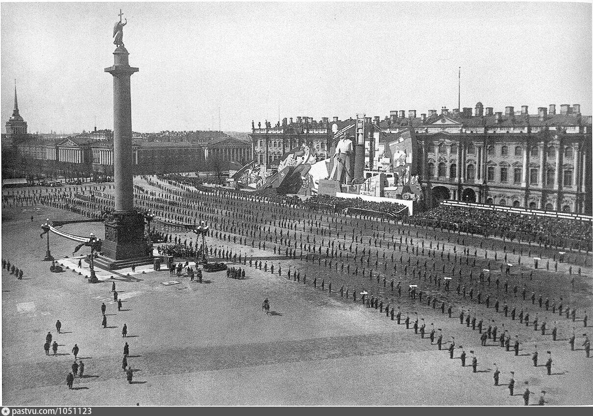 Дворцовая площадь 80 лет блокады. Дворцовая площадь в санкт-петербурге. дворцовая площадь в санкт-петербурге 1917. дворцовая площадь 1945 санкт-петербурга. площадь урицкого в ленинграде.