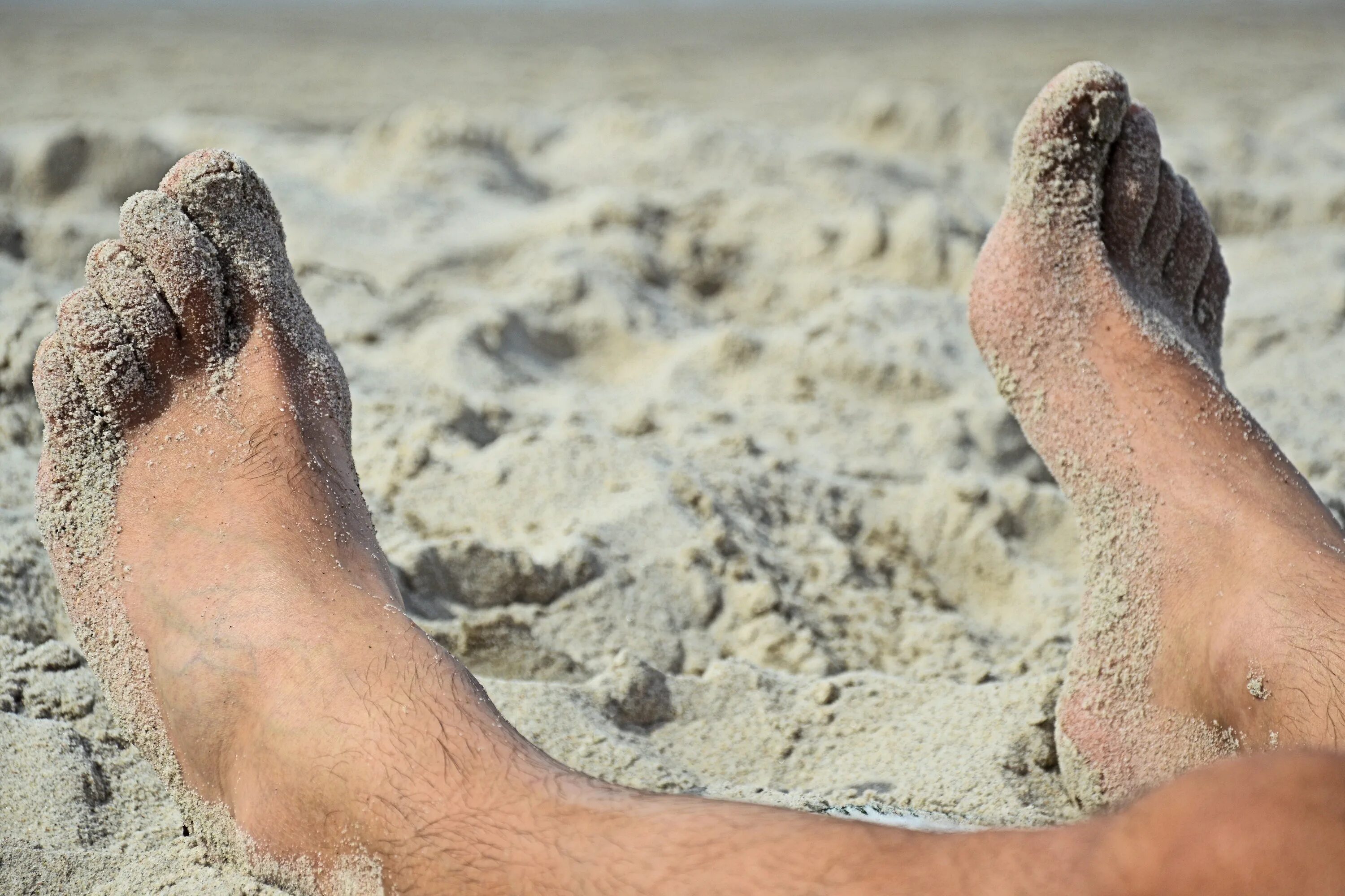 Ноги в песке. Стопы на песке. Ноги море песок. Пятки в песке. День фут