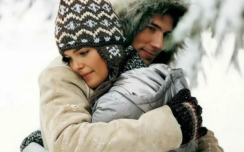 Мужчины 21 января. Зимние объятия. Влюбленные зима. Люди обнимаются. Мужчина и женщина зимой.
