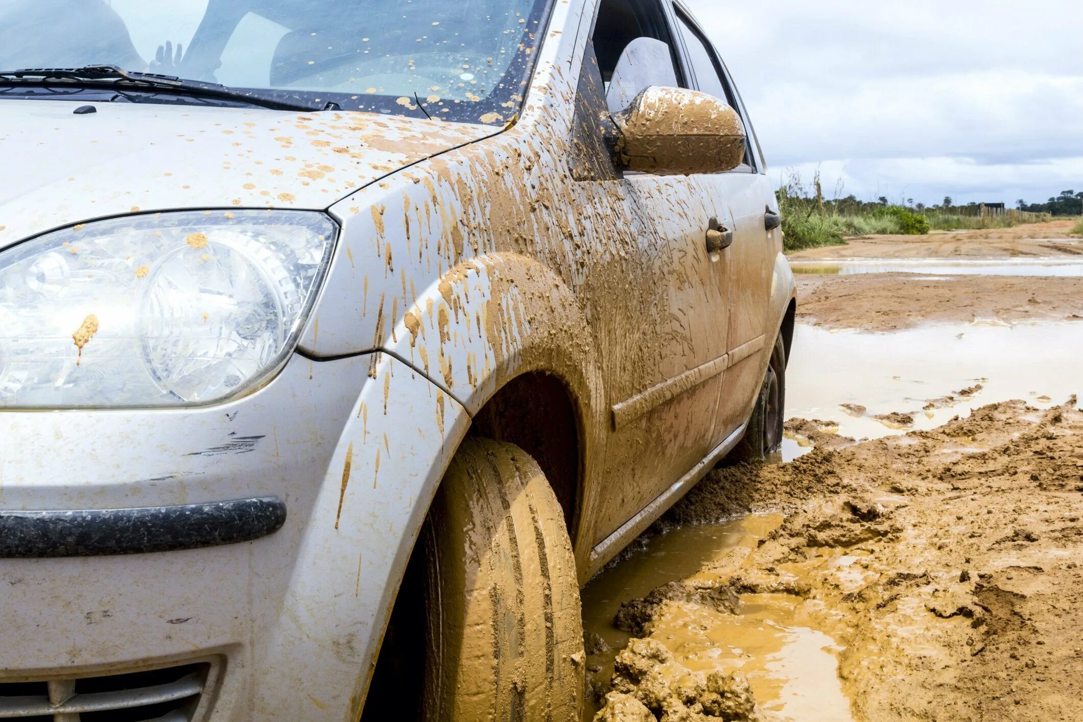 Почему машина грязная. Грязная машина. Машина застряла в грязи. Автомобиль застрял в грязи. Грязная машина в грязи.