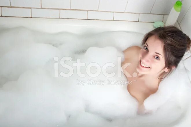 Жена купается в ванной. Девушка нежится в ванной. Девочка купается в ванне. Девушка купается в ванне. Девочка моется в ванной.