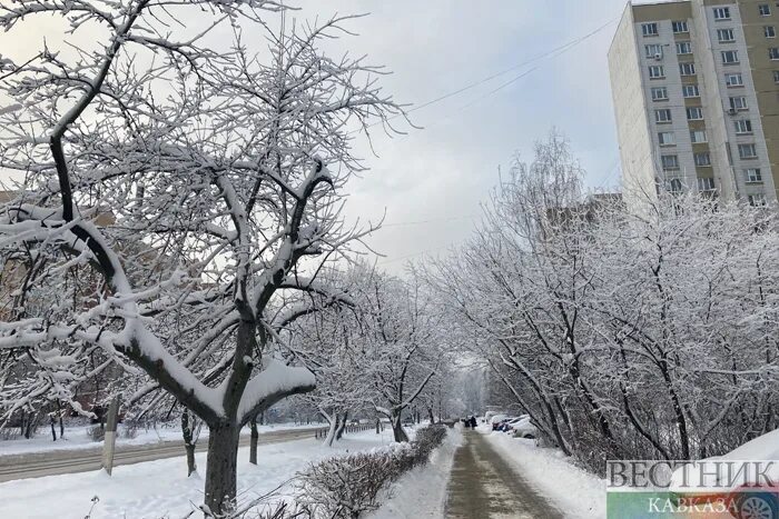 В весну снег выпадает. Москва весной. Снег во Владивостоке. Снег в Москве. Снег идет весной.