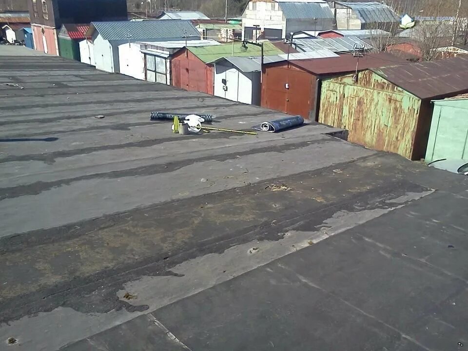 Покрыть гараж. Крыша гаража. крыша старого гаража. старый гараж крыша. кровля капитального гаража.