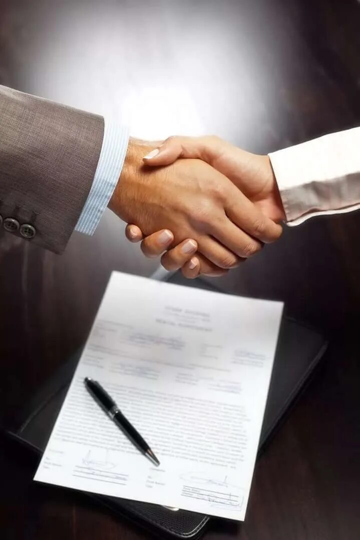 Подписание контракта. Заключить договор. Заключение договора. Подписание договора. Люди подписывают договор.