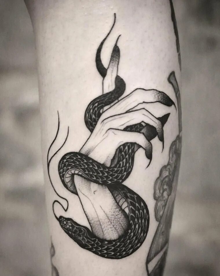 Тату змея обвивающая. Тату змея. Тату змея на руке. Тату ь змея. Татуировка змея на руке для девушек.