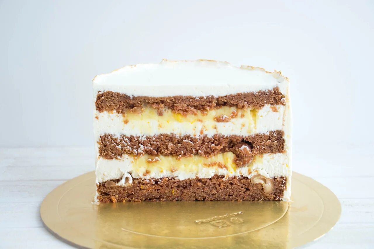 какой крем для прослойки торта. муссовый торт клубничный пломбир. веганский крем для торта. торт с фруктовой прослойкой и кремом. шоколадный бисквитный торт.