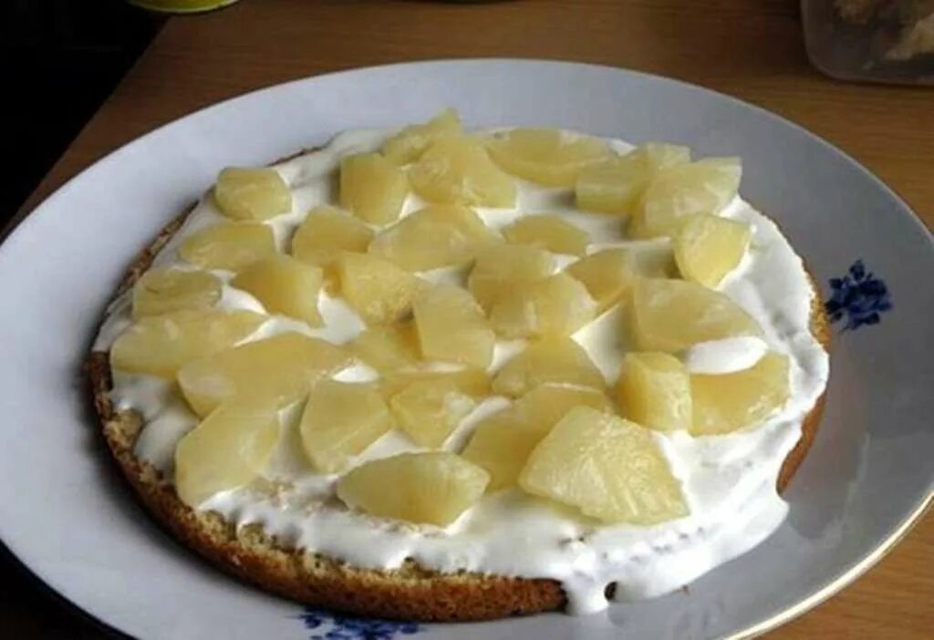 Украшение торта ананасами консервированными. Торт с ананасами и сметанным кремом. Украшение торта ананасами и орехами. Панчо с ананасами. Торт со сгущенкой и ананасами.