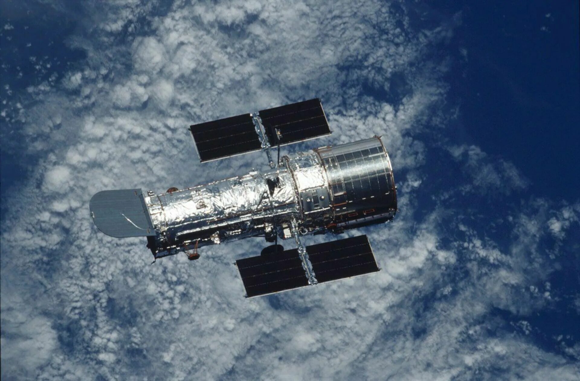 Как называется самый большой космический аппарат. Космический телескоп Хаббл. НАСА телескоп Хаббл. Космический телескоп «ХАБЛ». НАСА Спутник Хаббл.