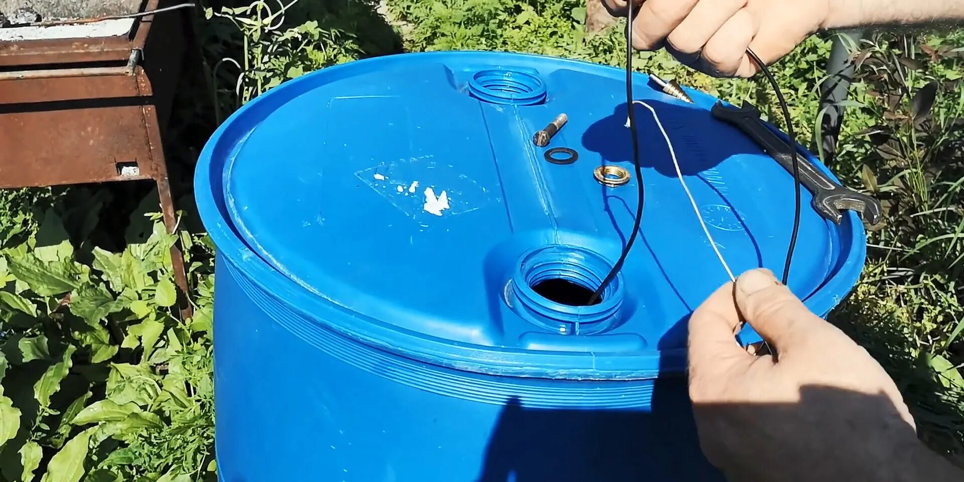 Бочонок для браги. Деревянные кадки для деревьев. Деревья в кадках. Врезка в пластиковую бочку. Пластиковая бочка для душа на дачу.