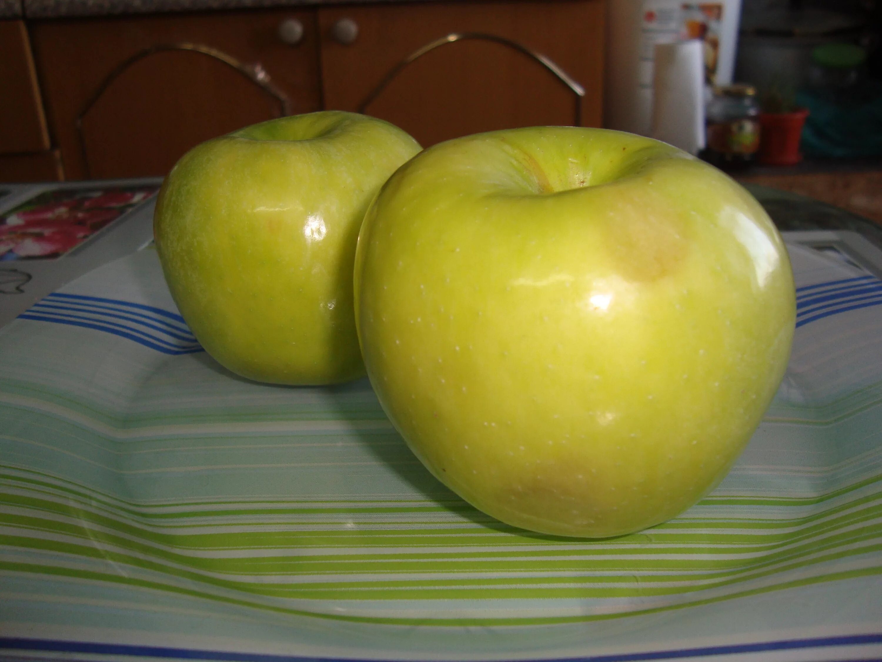 Яблоки в духовке сколько минут. Сорт яблок для запекания. Антоновка яблоко на тарелке. Середина яблока. Яблоко с медом в духовке зеленое.