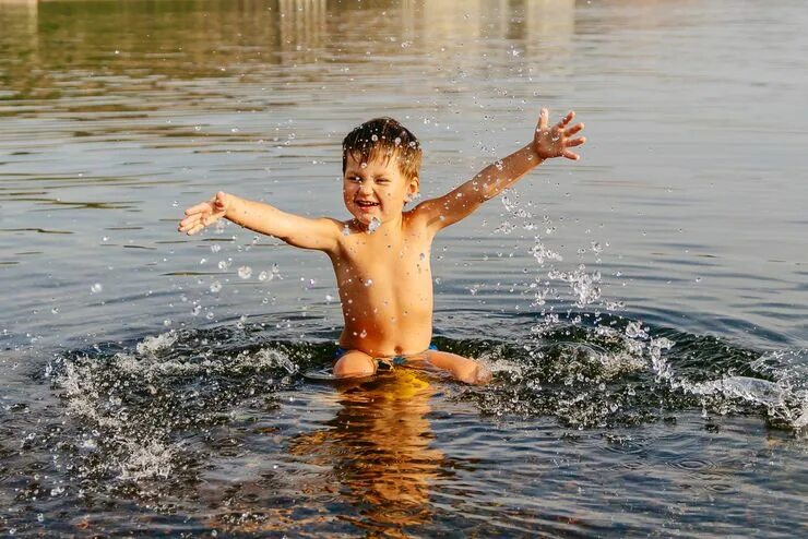 Маленький мальчик купаться. Дети купаются в реке. Мальчик купается в озере. Купание на речке. Мальчики на речке.