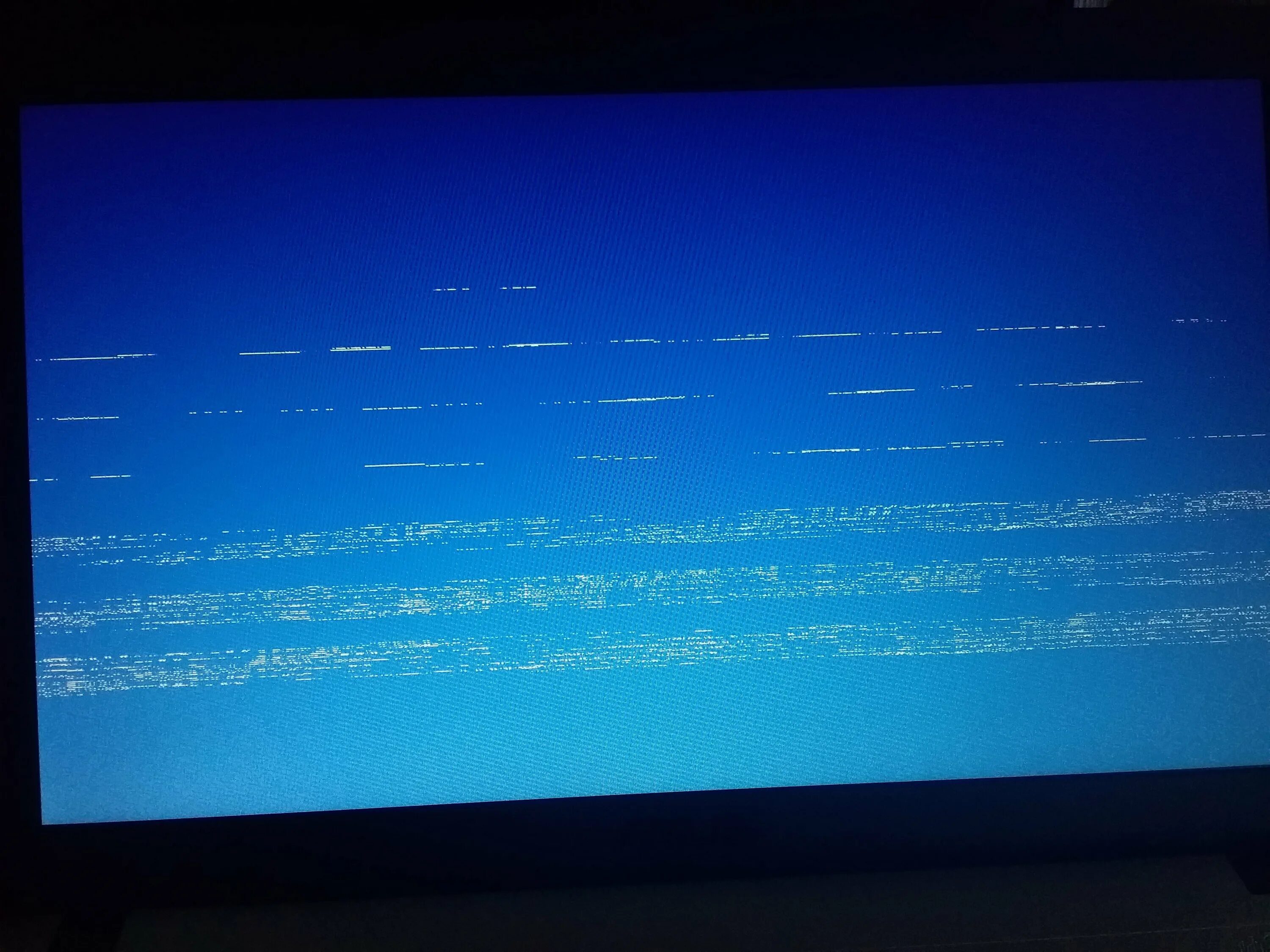 Экран был всего 5. Синий экран видеокарта. Артефакты на экране. Синий экран с полосками. Голубой экран монитора.