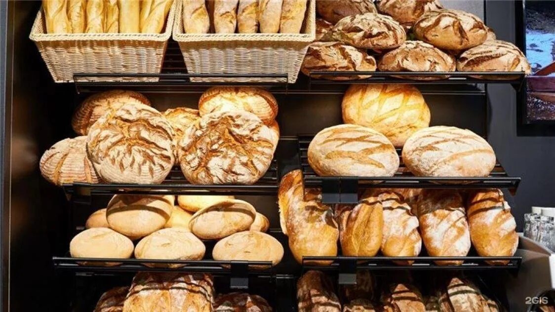 Красивые витрины выпечки. Выпечка для пекарни ассортимент. Витрина для выпечки. Пекарня. Свежая выпечка магазина.