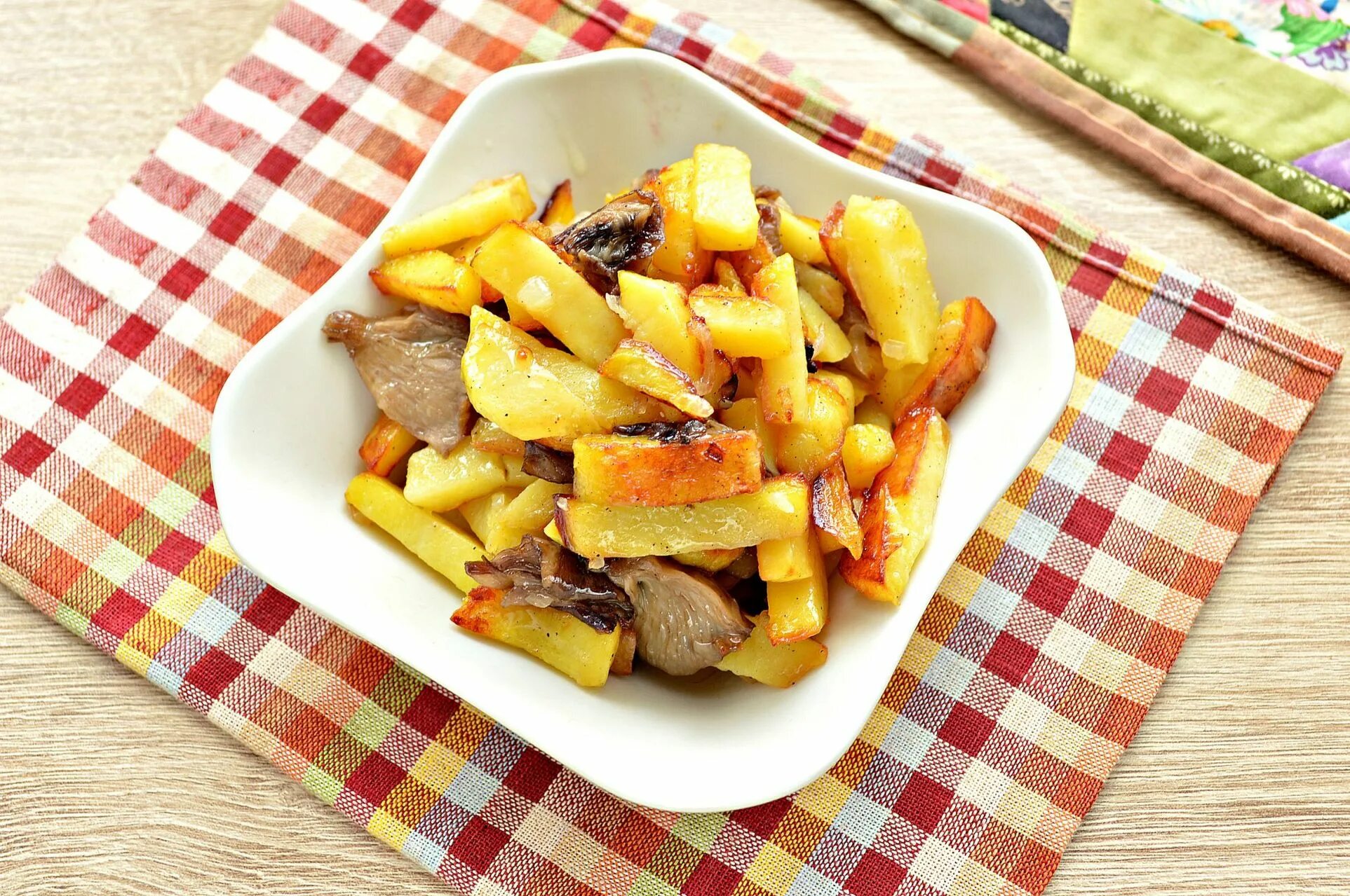 Жареная картошка. Картошка с грибами на сковороде. Жареная картошка с грибами. Картофель жареный с грибами