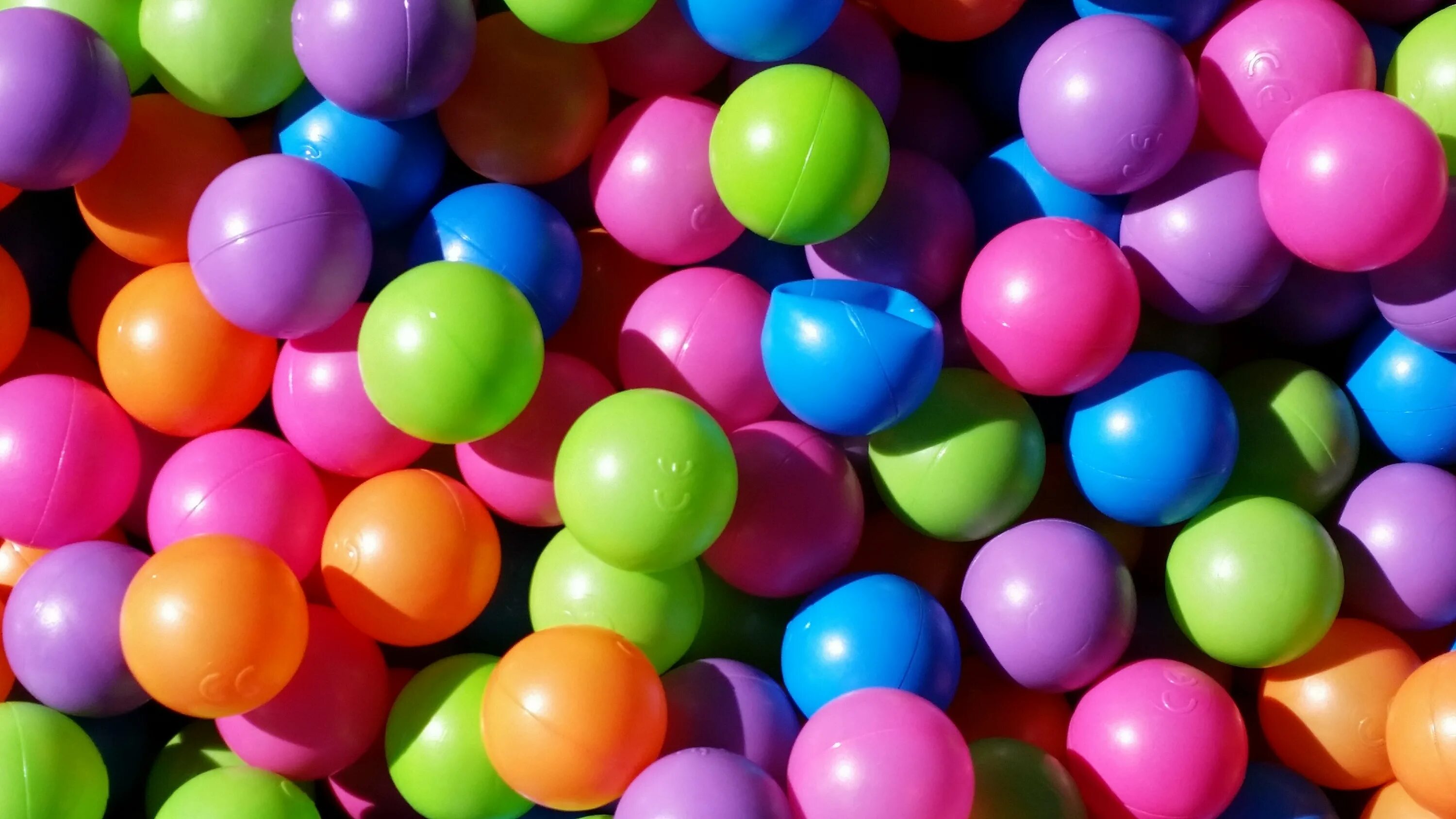 Цветной шар. Разноцветные шарики. Воздушный шарик. Праздничные шарики. Праздничные разноцветные шары.