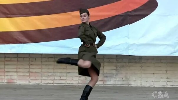 Танец Катюша. Девушки в военной форме та. Военная форма для танца. Девушка в военной форме танцует. Танец под песню катюша на 9 мая