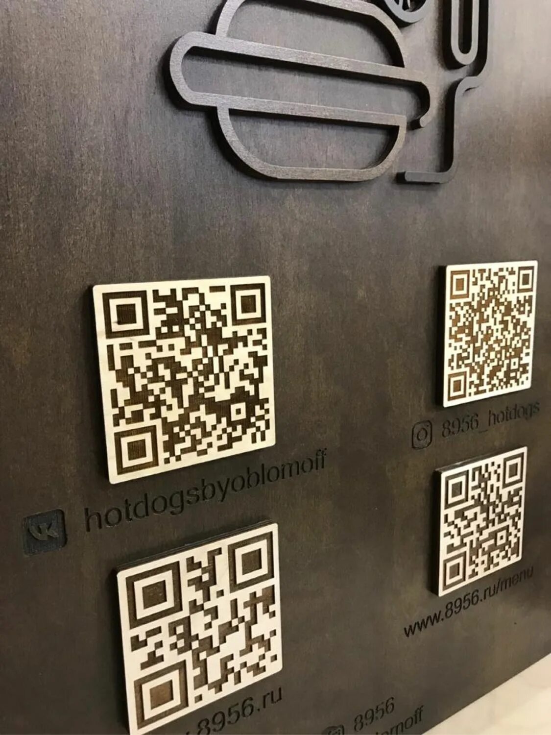 Qr код инстаграмм. Табличка с QR кодом. Подставки для QR кодов. Настольная табличка с QR кодом. QR код на подставке.