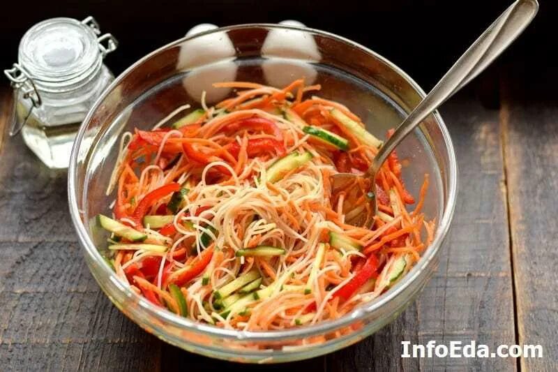 Фунчоза с креветками и овощами на сковороде. Фунчоза с креветками. фунчоза с креветками и овощами. поке фунчоза креветки. фунчоза с креветками и овощами с соевым соусом.