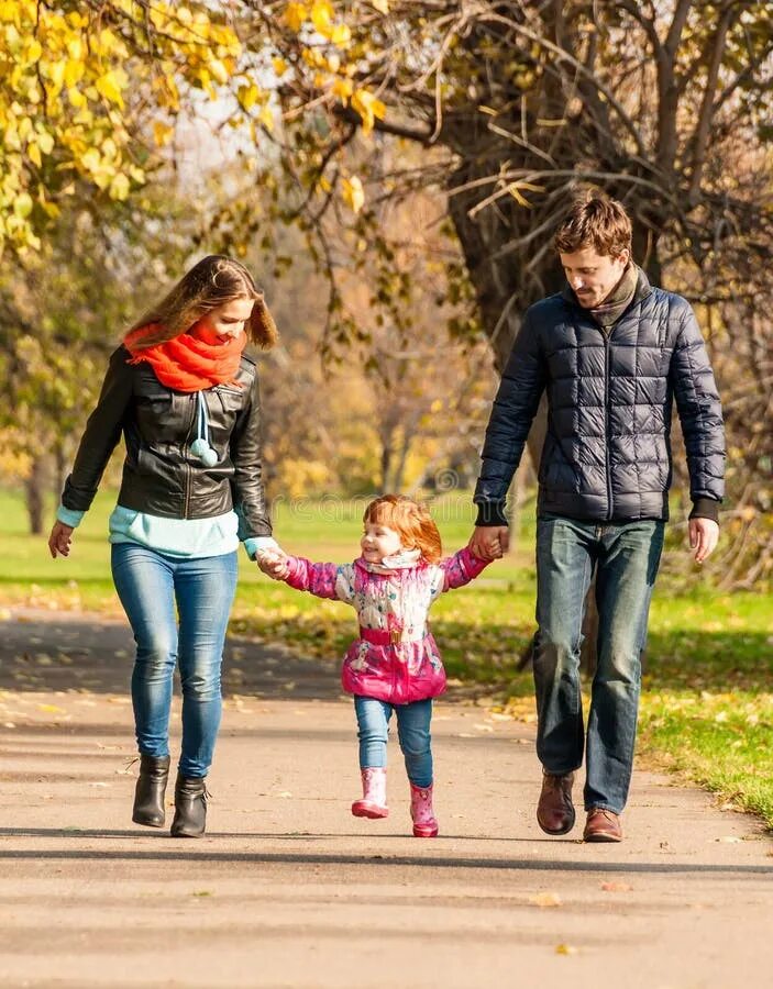 Семья на прогулке в парке. Прогулка в парке с детьми. Мама с ребенком на прогулке. Родители с детьми гуляют в парке.