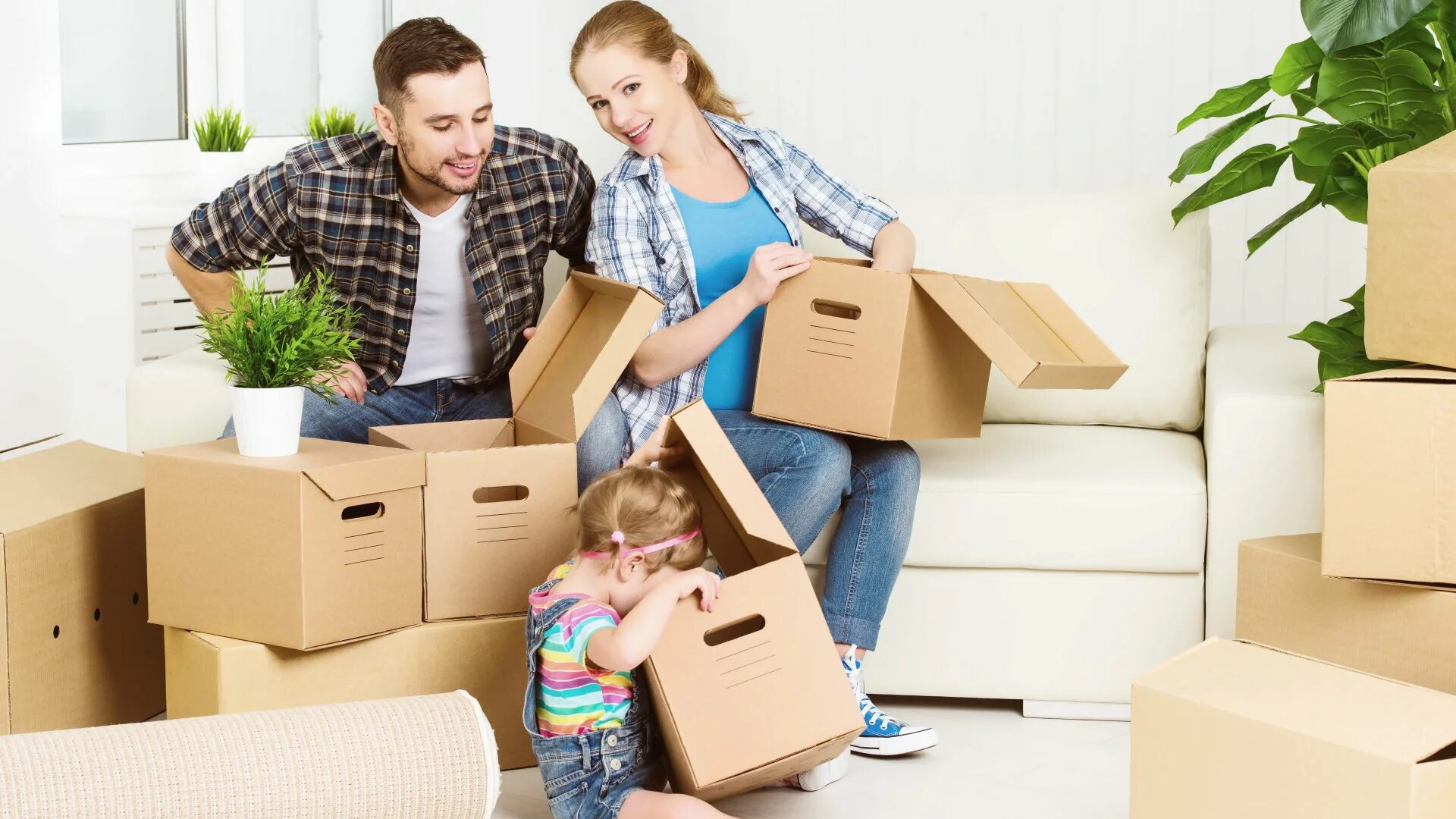 Как уговорить переехать. Вещи в новую квартиру. Семья переезжает. Счастливая семья в квартире. Семья с детьми в новой квартире.