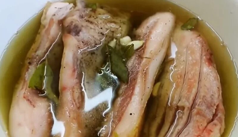 Сало в рассоле с чесноком. Сало в рассоле пятиминутка. Сало в рассоле с чесноком. Посол сала в рассоле. Сало домашнее в рассоле.