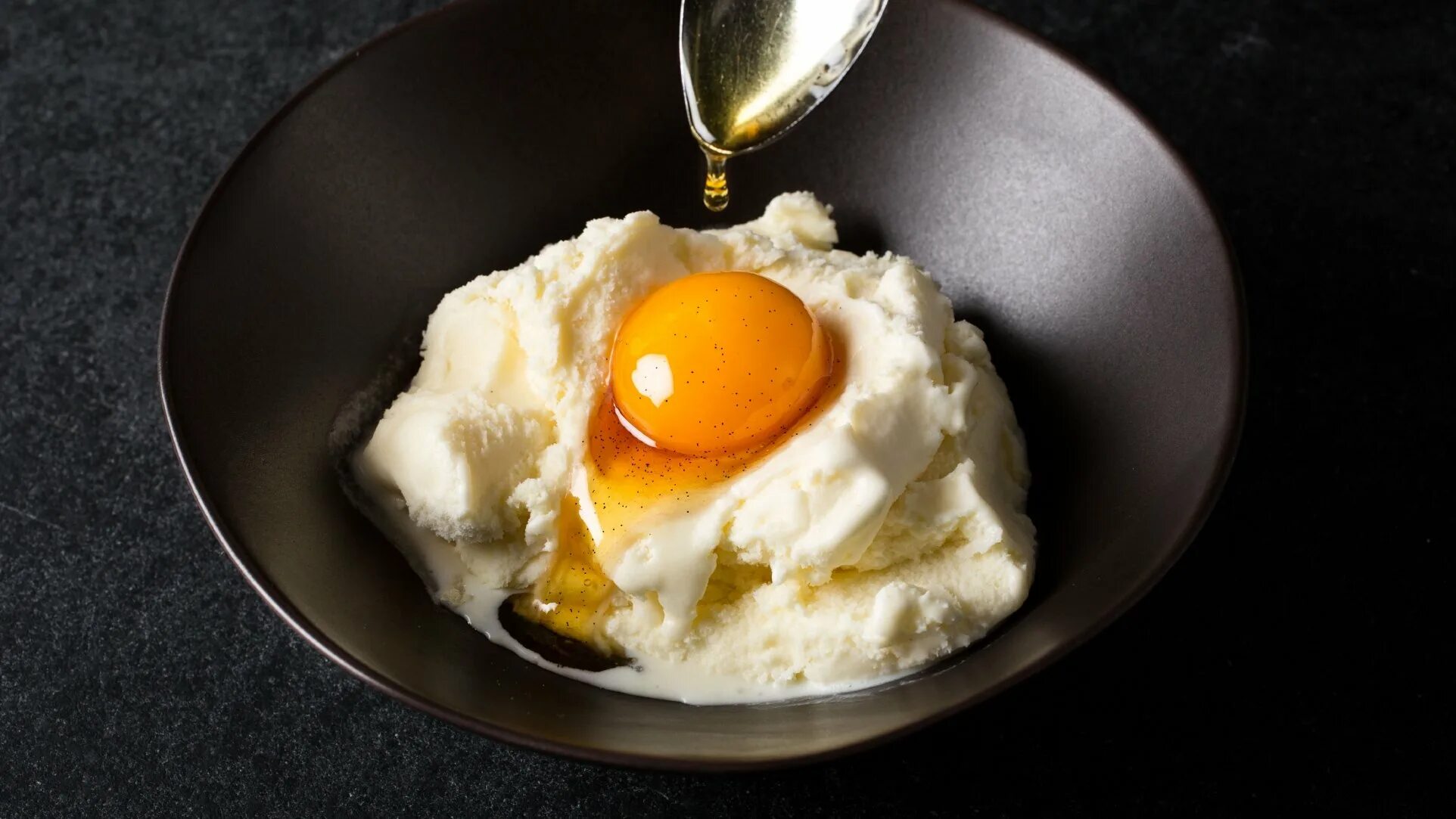 Желток в фарш. Молекулярная кухня яичница. Десерт яйцо. Яичный десерт. Десерты из яиц.