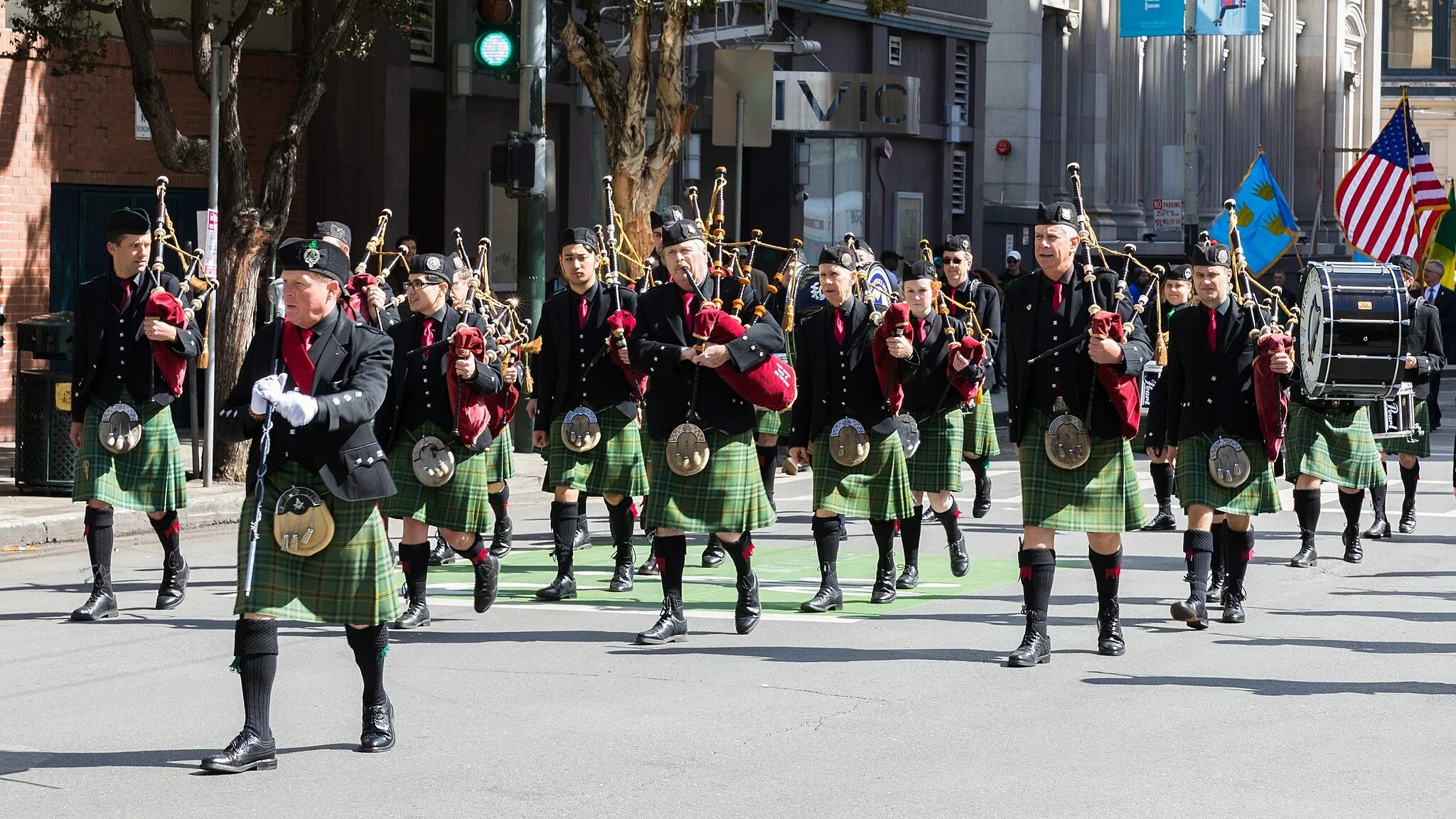 Белфаст - парад св. Патрика (2003). День Святого Патрика в Ирландии парад. St Patrick’s Day Parade 1737. Марист-колледже Святого Патрика.