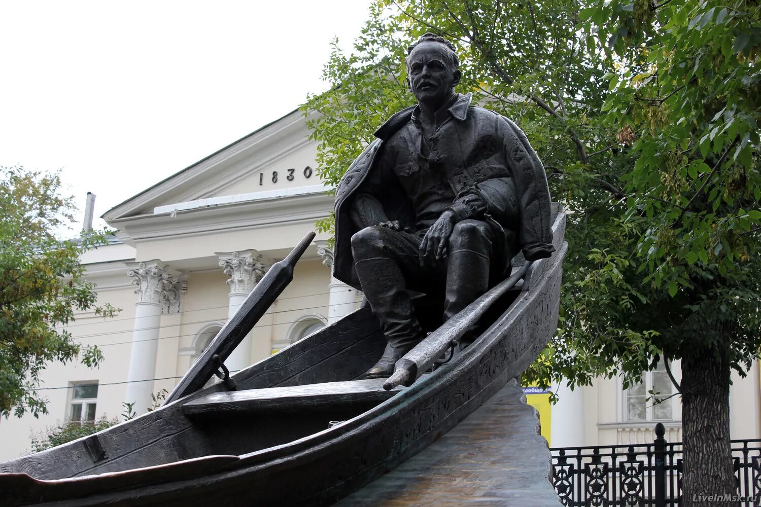 Установлен памятник писателю. Памятник Михаилу Шолохову на Гоголевском бульваре. Гоголевский бульвар Шолохов памятник. Памятники на Гоголевском бульваре в Москве. Памятник Шолохову на Гоголевском.