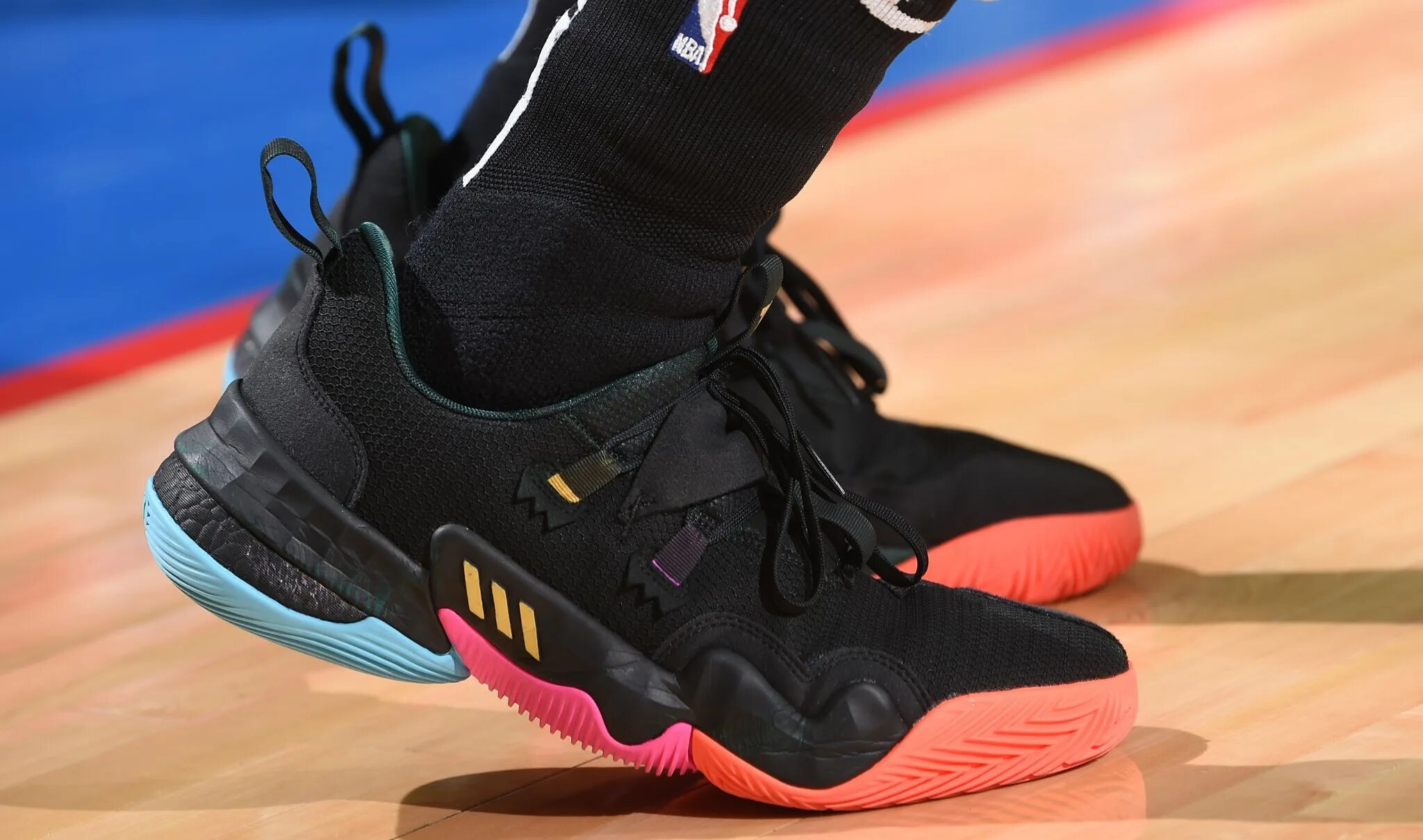 Adidas trae young 1. Trae young 3 кроссовки. Adidas trae young 2 баскетбольные кроссовки. Trae young 1 расцветки. Adidas trae young