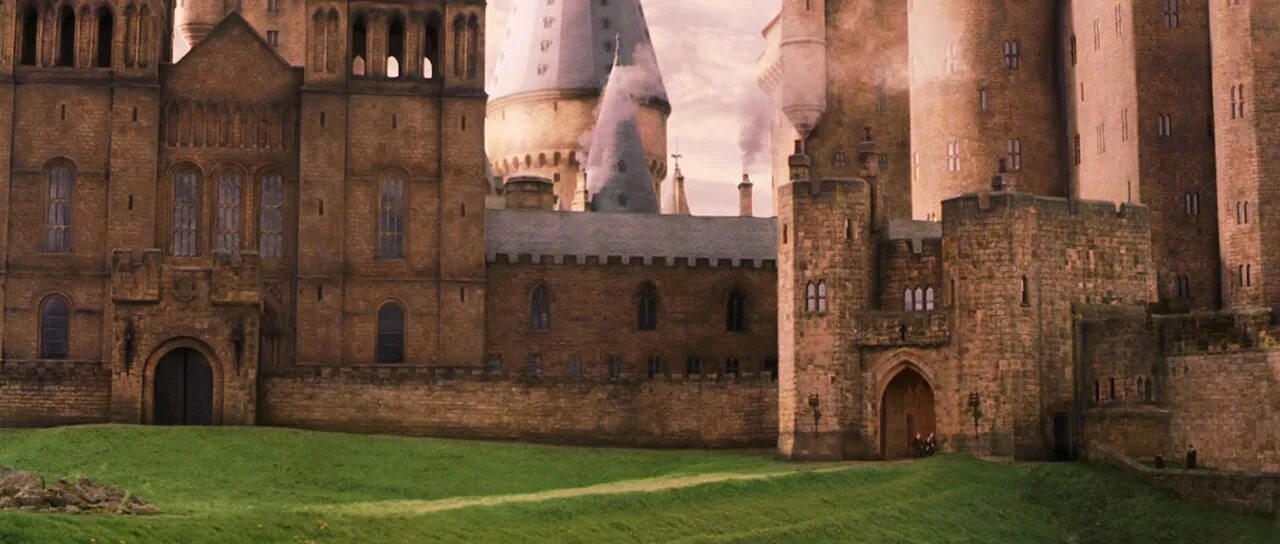 гарри поттер фон квиддич. гарри поттер квиддич иллюстрация. поле квиддича из гарри. гифка хогвартс. гарри поттер и философский камень квиддич.