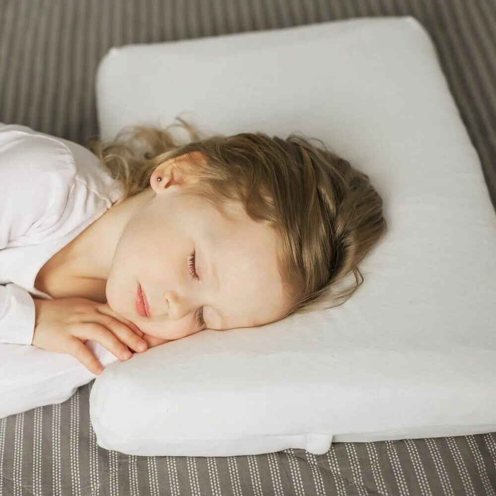 Какую подушку ребенку 3. Подушка сон. Подушка для сна ребенку. Ортопедическая подушка для детей. Ортопедическая подушка для сна на боку.