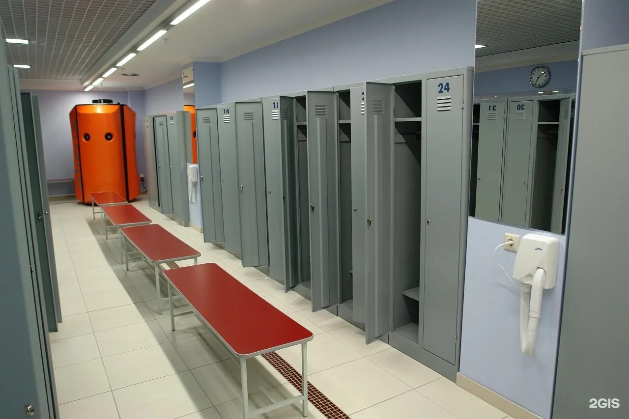 Раздевалка беляево. Гранд фитнес холл омск миллениум. мужская раздевалка в бассейне. мужская раздевалка душевая. производственные раздевалки.