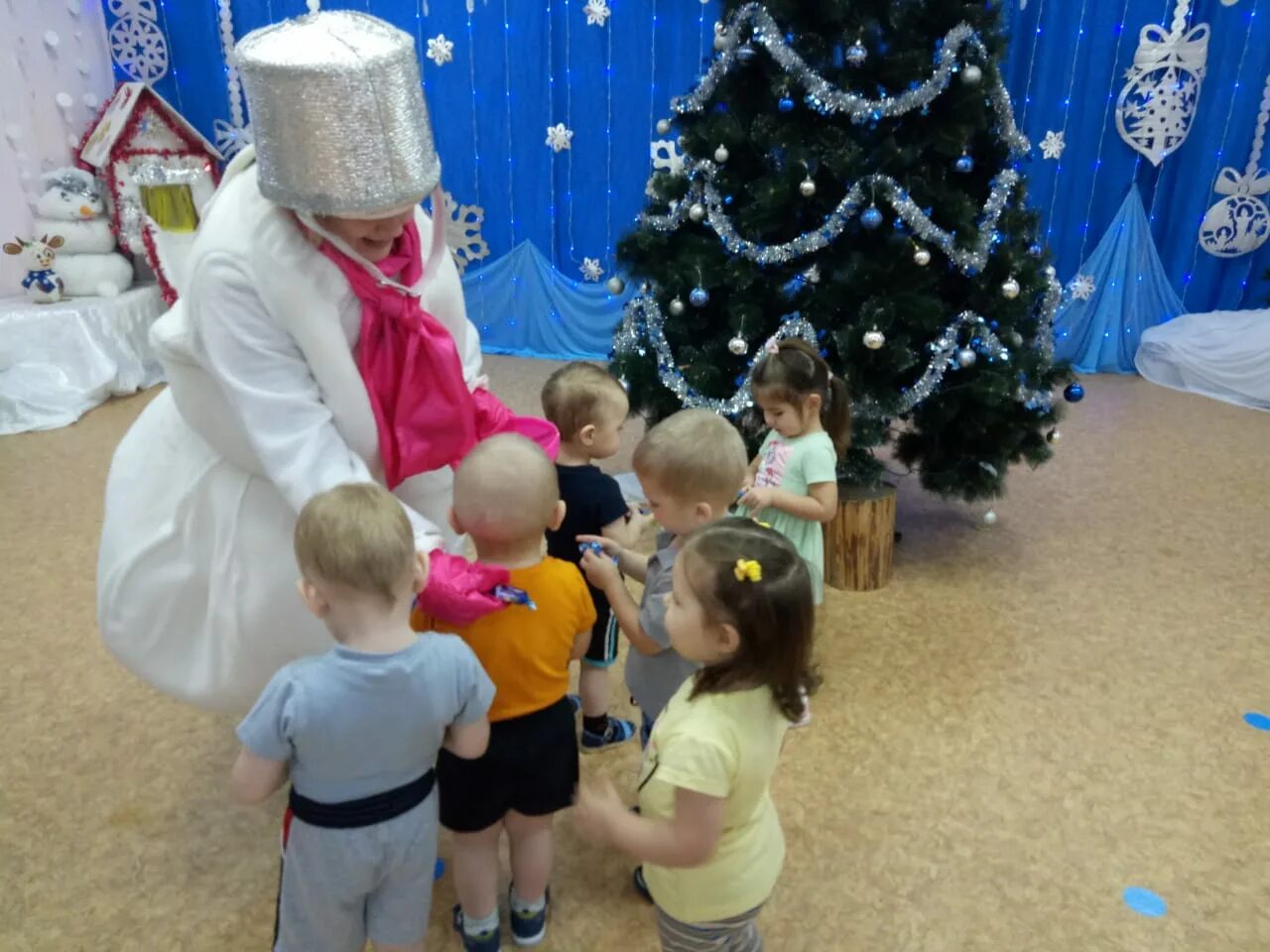 Мероприятия прощание с елочкой. Праздник прощание с елкой в детском саду. Мбдоу црр детский сад 176. Праздник прощание с елкой в детском саду. Прощание с елочкой в детском саду.