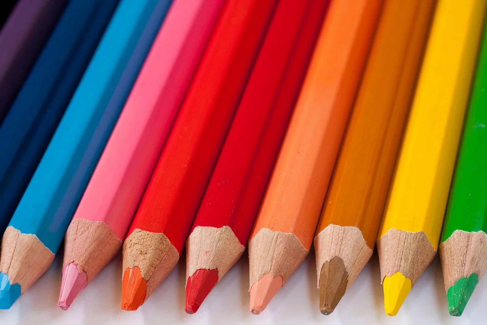 Покажи какие карандаши. Карандаши цветные. Цветные карандаши разных цветов. Цветные карандаши на белом фоне. Ребенок карандашом.