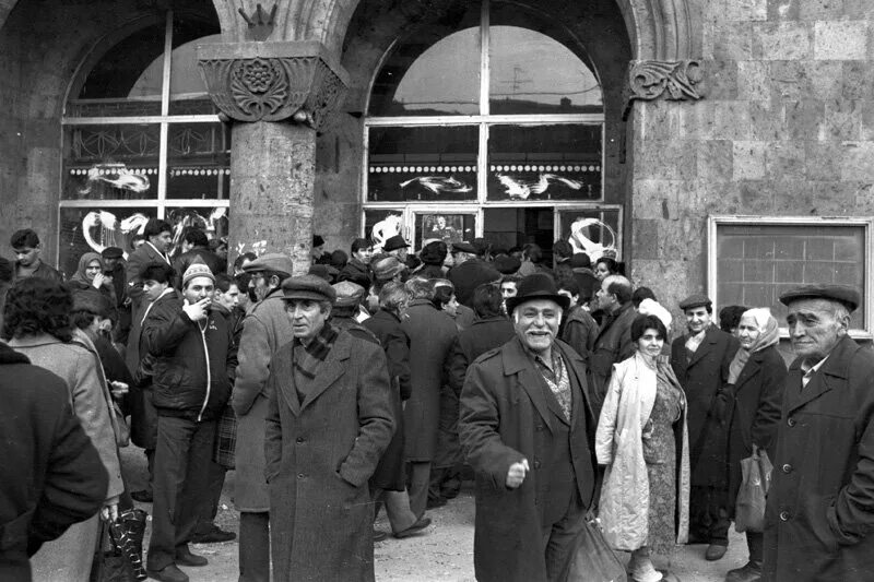 Армяне в 90-х. Ереван в 90-е годы. Армения 90 годы. Фрунзик мкртчян. Блокада армении в 90-е годы.
