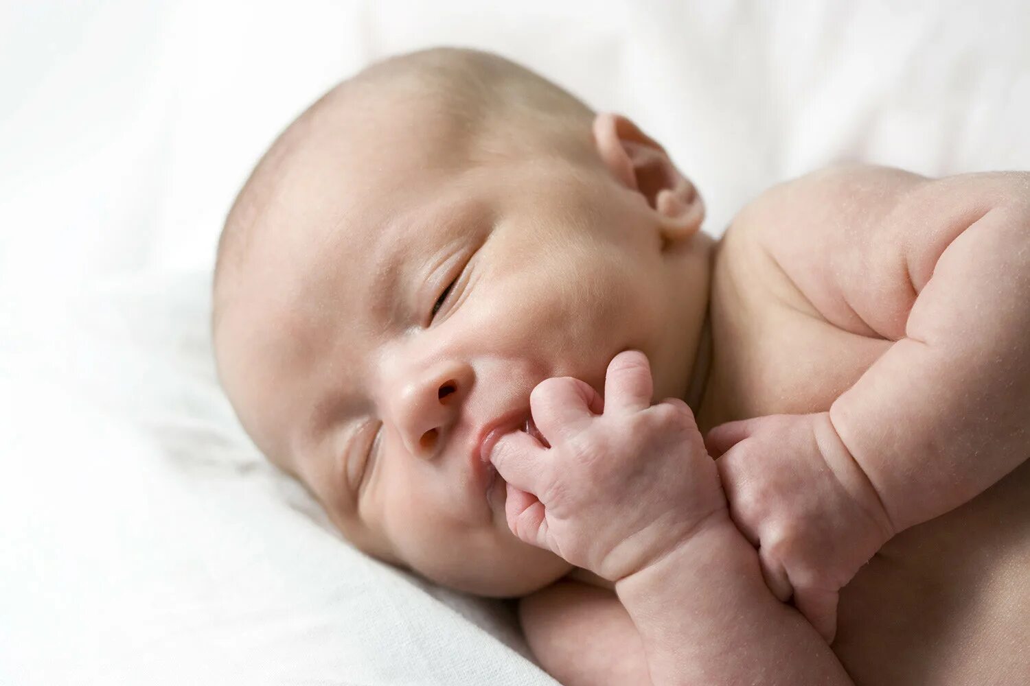 Ранняя новорожденность. Сосательный рефлекс у новорожденных. Сосательный рефоекс у новоро. Врожденные рефлексы сосательный. Сосательный рефлекс у новорожденных фото.